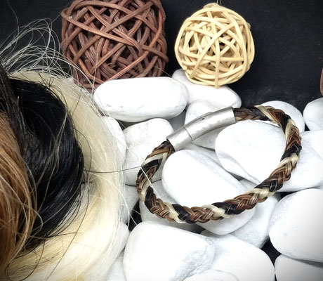 Armband aus dem Haar von drei verschiedenen Pferden, Tierhaarschmuck
