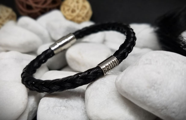graviertes Armband aus eigenem Pferdehaar