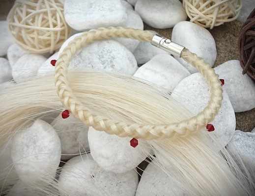 Armband vom eigenen Pferdehaar