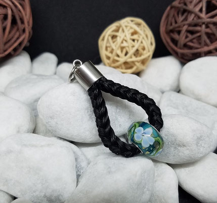 Kleiner Anhänger aus Pferdehaar mit Murano Glasperle