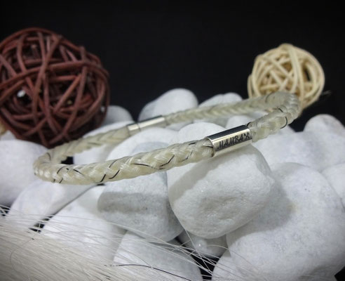 Armband aus Pferdehaar mit Brandzeichen