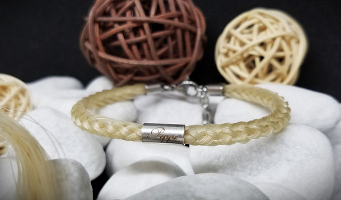 Schmuck aus Schweifhaar mit graviertem Röhrchen