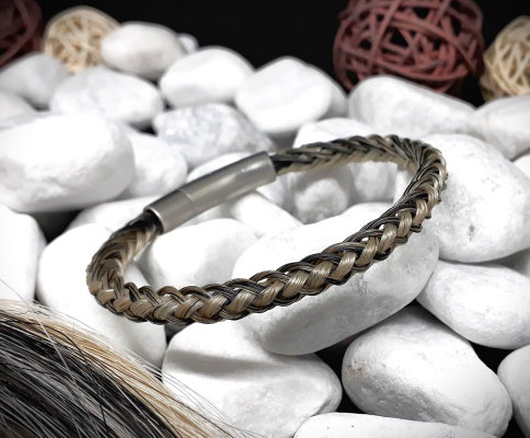 Armband vom eigenen Pferd