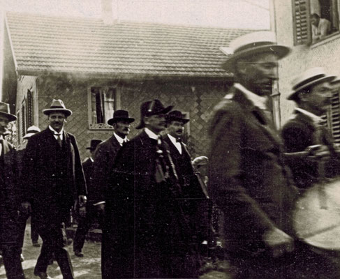 1926: Aufmarsch zum Landsgemeindeplatz in Lachen, wo Dr. med. Carl Ebnöther (2. von links) zum Bezirksammann der March gewählt wurde.