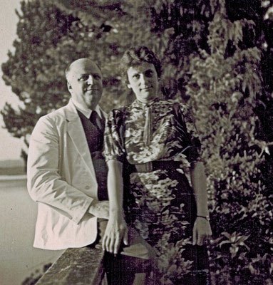 Dr. med. Carl Eböther-Lang mit seiner Ehefrau Hedi im Garten der "Seerose"