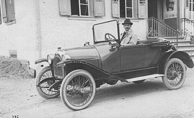 Dr. med. Carl Ebnöther als junger Bezirksarzt mit dem Auto auf Arztvisite vor dem Restaurant "Rössli" in Vordertal