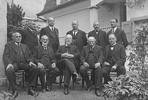 1936: Dr. med. Carl Ebnöther (stehend, 2. von links) als Kantonsrichter des Schwyzer Kantonsgerichts
