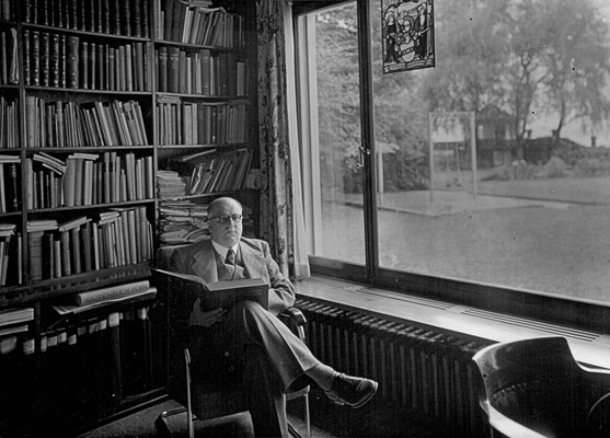 Dr. med. Carl Ebnöther bei der Lektüre in seiner Bibliothek in der "Seerose"