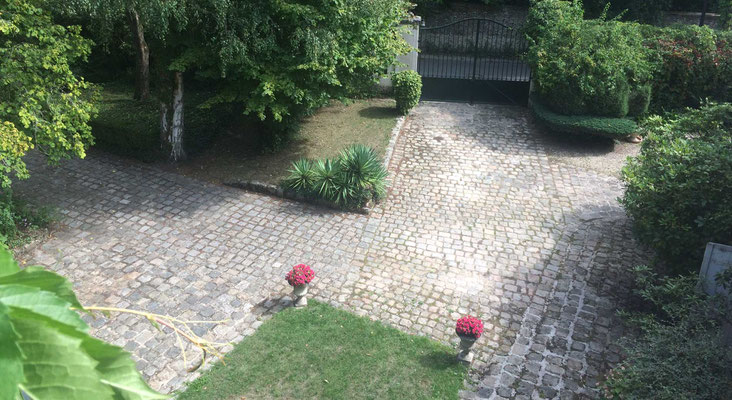 Vue de la chambre sur la Cour du Meunier