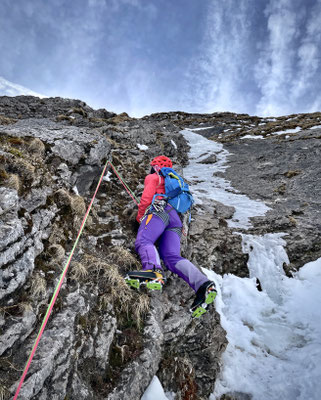 Seillänge 2 entlang der brüchigen Felsrippe. Rechts davon das Eis wäre schöner, wenn es denn dick genug geformt ist.