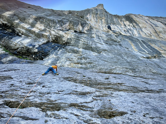 erste Seillänge, 5b. Darüber das sich kontinuierlich auftürmende Gemäuer