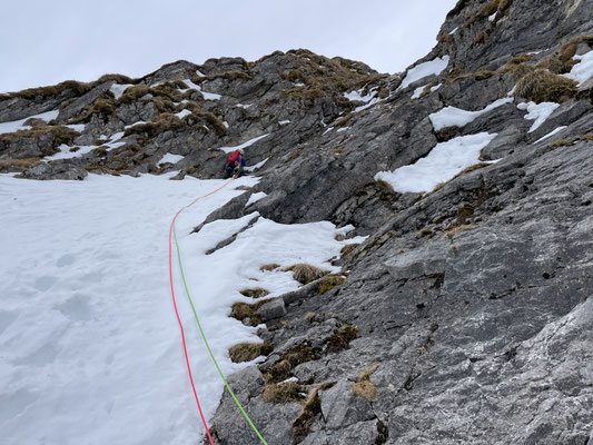 Start Seillänge 3, wo in der Verschneidung im Fels die Schwierigkeiten beginnen.