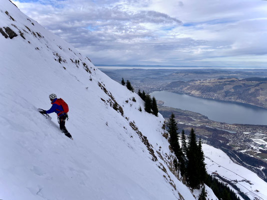 Ausqueren über das Schneefeld in zum Teil oberschenkeltiefem Schnee