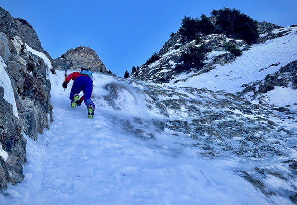 kurze Knacknuss unterm grossen Schneetrichter bevor die Grasmuttentraverse folgt. Wenn die Schnee-/Eisauflage fehlt, wird es unangenehm schwierig