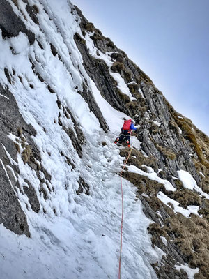 Seillänge 1, zuerst im Eis, dann beim Bolt nach rechts weg