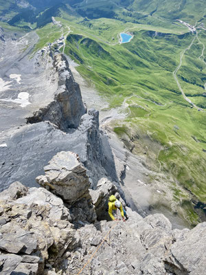 Ausstiegslänge 6a. Ein Geschirrladen. Steine hüten ist angesagt.