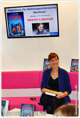 Anna Ruhe am Arena-Stand ... 