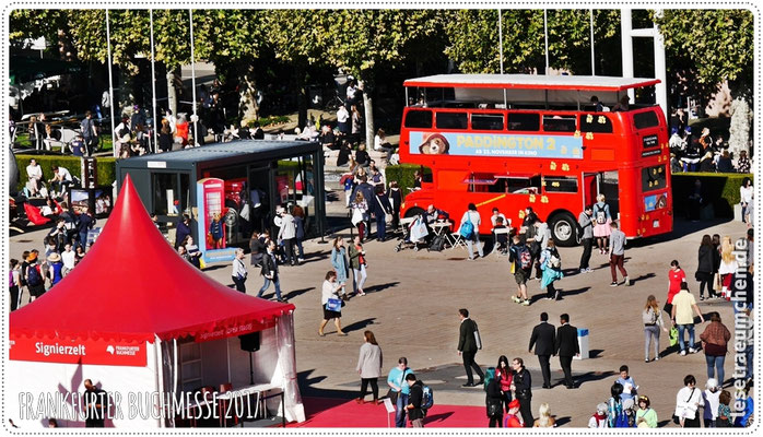 ... und der Paddington-Bus leuchtet in der Sonne. 