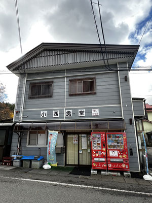 2024年11月、猪苗代町沼尻温泉近くの「こけし」自販機のある商店