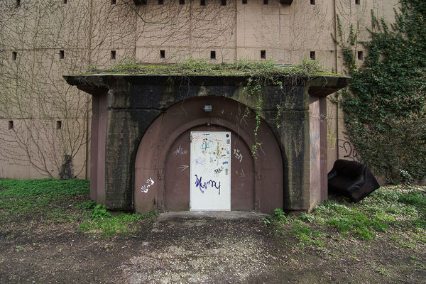 Bunker-Eingang an der Wörthstraße, nahe dem Straßburger Weg.