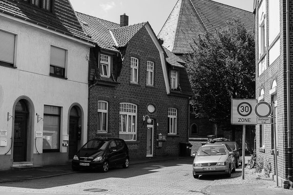 Woche 12: Nienberger Kirchplatz vor Haus Nr. 6