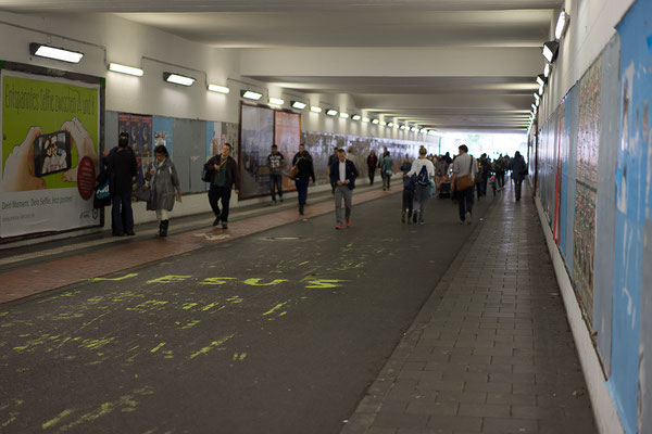 Jesus-Schriftzug auf dem Boden eines Fußgängertunnels am Hauptbahnhof Münster