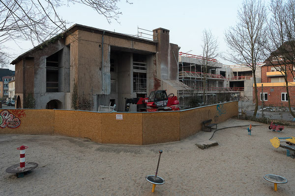 Umbau zum Wohnhaus, Rückseite vom "Bunker-Spielplatz" gesehen.