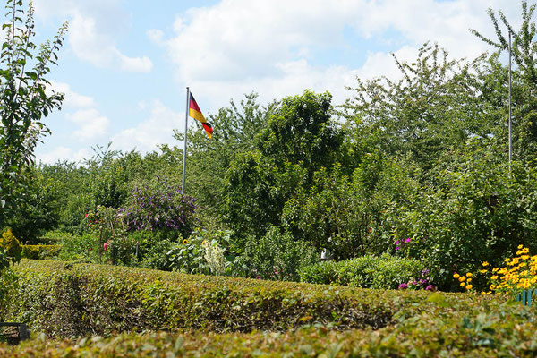 Deutschlandfahne in einer Kleingartenanlage.