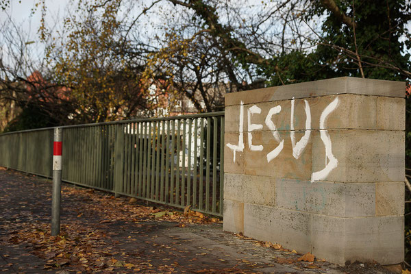 Jesus-Graffiti an einer Aa-Brücke