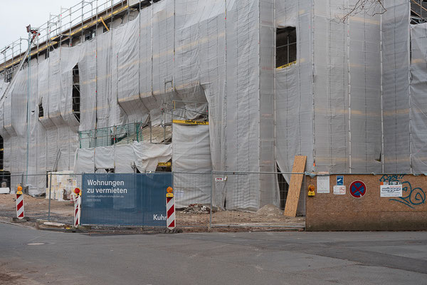 Umbau zum Wohnhaus, Ecke Straßburger Weg/ Wörthstraße: Die Vermarktung des Wohnraums beginnt bereits vor Fertigstellung.