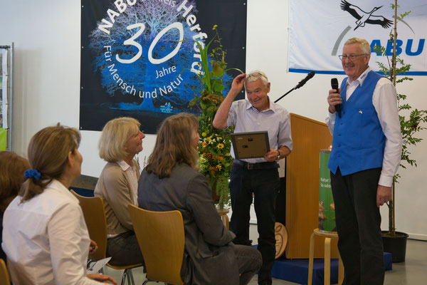 Mit am längsten dabei: Paul-Gerd Scheding aus Rödinghausen unterstützt des NABU seit 40 Jahre als Mitglied und wurde dafür feierlich geehrt (Foto: P. Schubert)