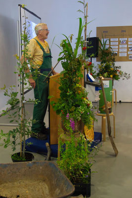 Ein Mann für alle Fälle: Friedhelm Diebrok begrüßte die Gäste als Praktiker in grüner Latzhose und als Vorsitzender im "feinen Zwirn" (Foto: P. Schubert)