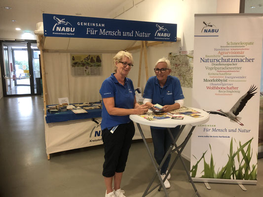 Immer kompetent und ansprechbar: Unser Stand-Team Petra Fischer und Karin Reimann (Foto: F. Diebrok)