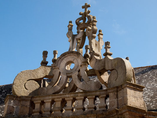 Steinschmuck über dem Eingang der Kirche von Carnac