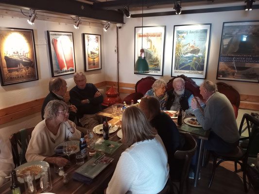 Im Café Hermann Thiessen
