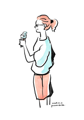 ソフトクリームを持つ女性