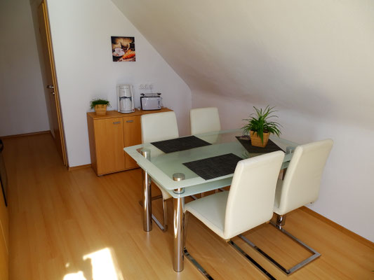 Küche mit Esstisch und 4 Stühlen