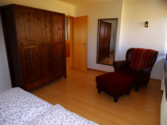 Schlafzimmer mit Schrank und Sessel