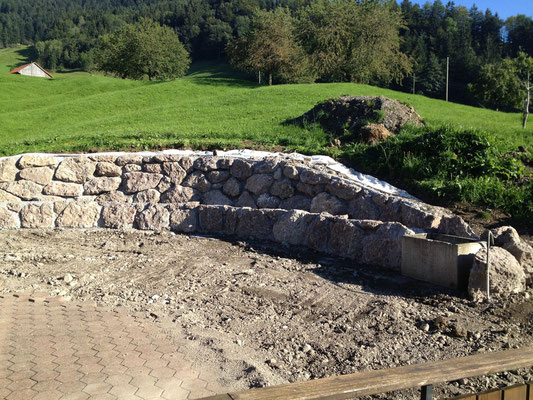 Stützmauer und Sitzplatz Holzfluh Sattel