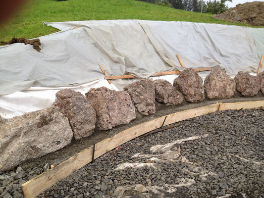 Stützmauer und Sitzplatz Holzfluh Sattel