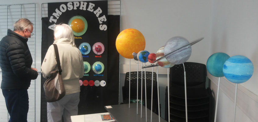 Maquettes du sytème solaire, les planètes et leur atmosphère, stand animé par Catherine