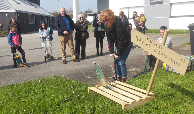 Atelier Fusées à eau. Sophie Bleret et Laure Sivadier sur la rampe de lancement