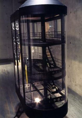 Hanging Cabinet（部分） 塗装されたスチール・アクリル Ｗ１００．Ｄ７６．Ｈ１７３ 家具になったオブジェ展 ギャラリーマロニエ（京都） ２００２ 作家蔵　\1500,000