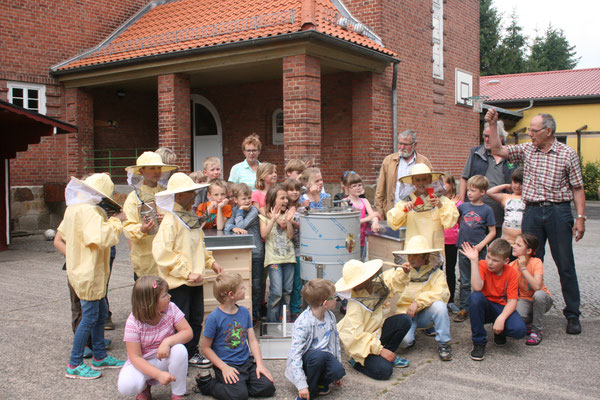 Geräte aus Fördermitteln werden auf dem Schulhof übergeben.