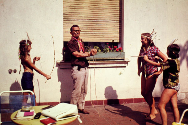 Der Schriftsteller Herbet Jobst gibt den bösen Trapper, der durch die Ferienkinder vom Guten überzeugt wurde.