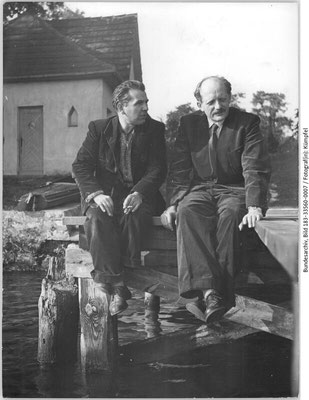 Nationalpreisträger Erwin Strittmatter (rechts) mit dem Schriftsteller Hermann Werner Kubsch auf dem Bootssteg des Erholungsheimes.