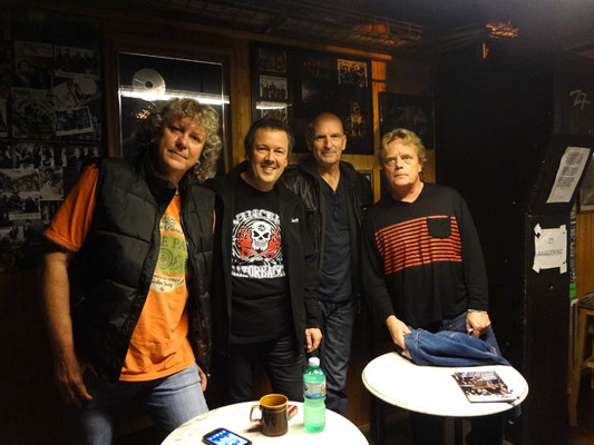... Backstage mit 'SAGA' im Z7, wo wir mit 'Ralph & Bärnstei' im Vorprogramm spielten v.l.n.r. Jim Gilmour, myself, Michael Sadler und Ian Crichton (27.10.2013)
