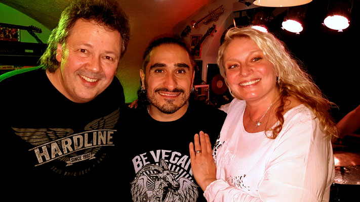 ... mit Alessandro Del Vecchio (HARDLINE, REVOLUTION SAINTS) und meinem Schatz im Jonnys Lion-Cave (17.05.2019)