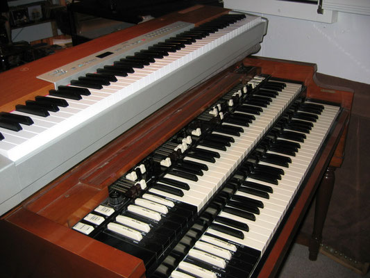 Hammond B3 und Stage Piano Yamaha P120 (oben)