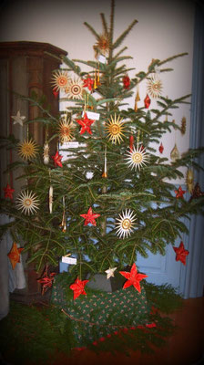 Weinnachtsbaum mit Sternen Deko